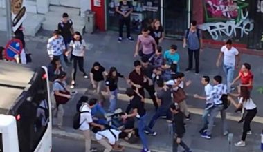 İzmir’de sokak ortasında liseli kavgası