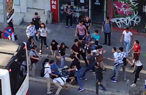 İzmir’de sokak ortasında liseli kavgası