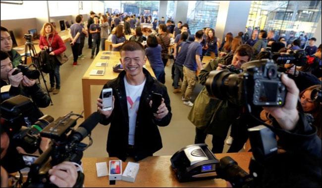 IPhone X için uzun çizgiler Apple’ın hisselerini rekor seviyeye çıkarmaya yardımcı oluyor