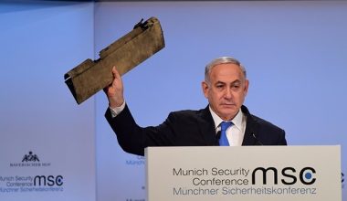 Netanyah Uçak Parçası ile Açıklama Yaptı