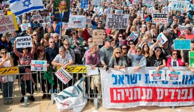 Binlerce İsrailli protestocu Netanyahu’ya rüşvet iddiaları üzerine istifaya çağırıyor