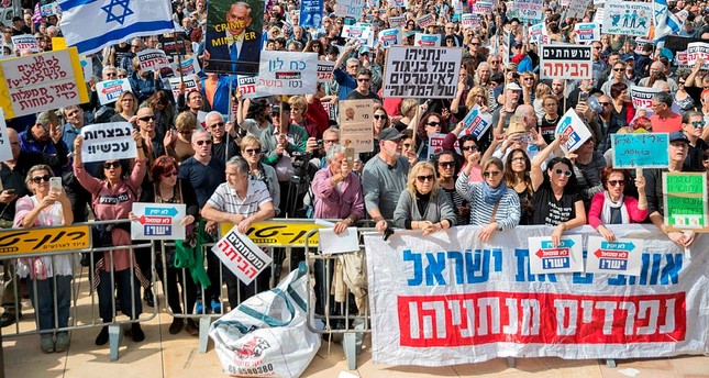 Binlerce İsrailli protestocu Netanyahu’ya rüşvet iddiaları üzerine istifaya çağırıyor