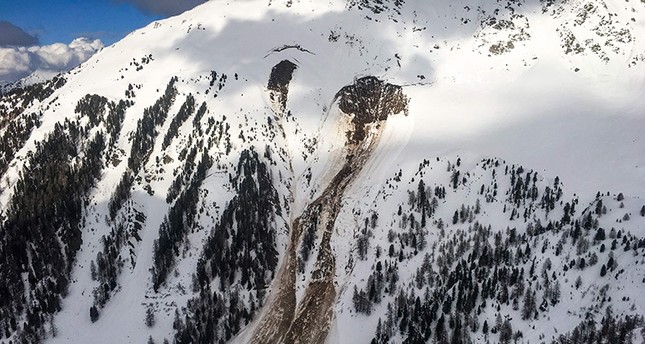 Çığın İsviçre kayak alanına çarpmasından dolayı 4 kişi öldü